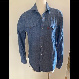 Levi’s Denim Standard pearl button  up jean shirt. M